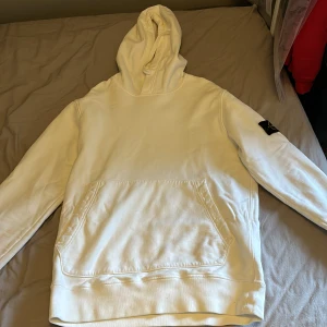 Stone island hoodie - Vit stone island hoodie   Knappt använd  Storlek M