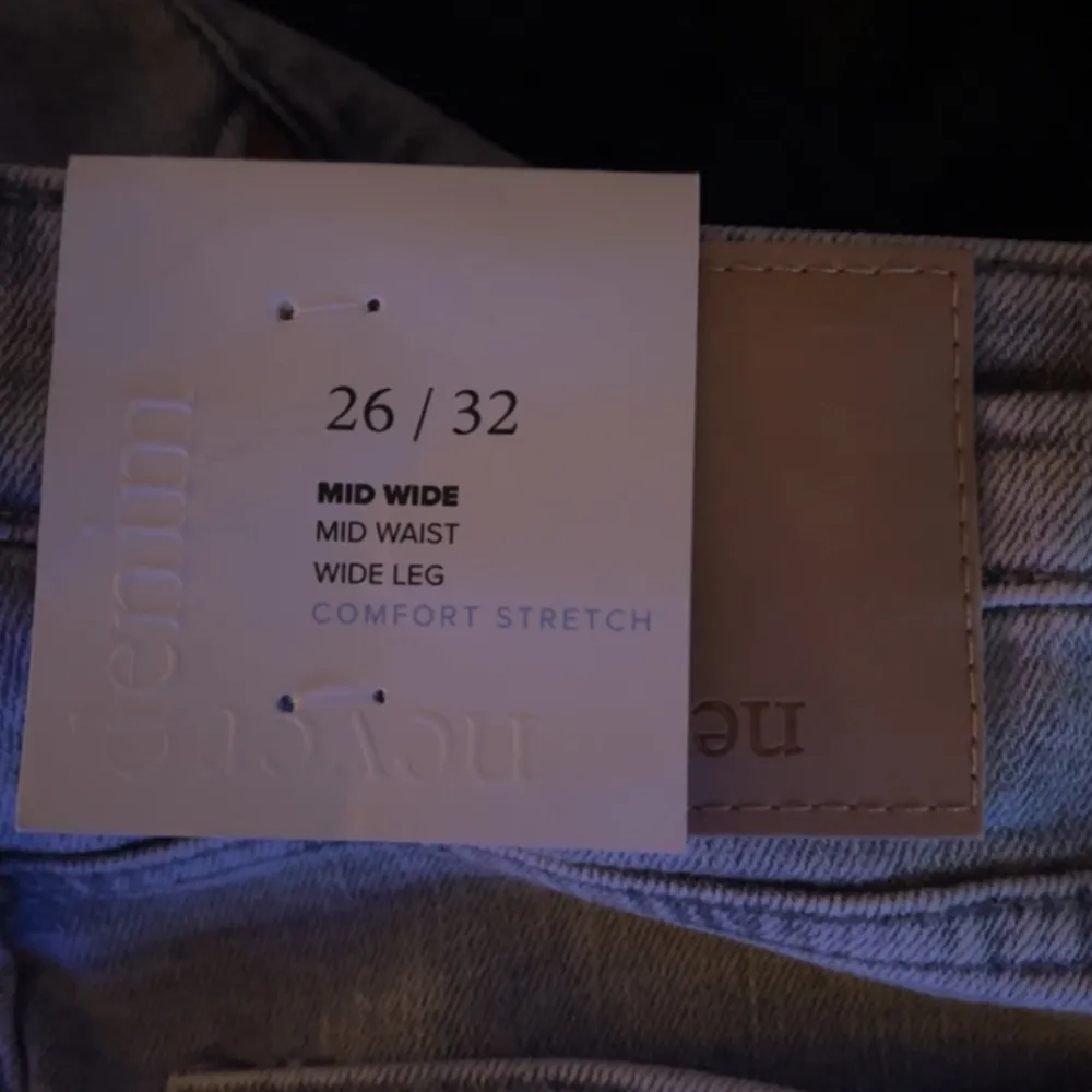 säljer dessa gråa jeans ifrån bikbok eftersom de tyvärr är lite för långa för mig. de är helt oanvända med lappen kvar. 💖. Jeans & Byxor.