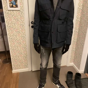 J.lindeberg field jacket - En riktig fin field jacket ifrån märket j.lindeberg i ett väldigt bra skick utan några som helst defekter nästan som ny. Han på bilden är cirka 180 och den sitter fint på han! Köparen står frakt✌️🤗