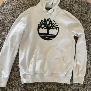Hoodie - Säljer min Timberland hoodie då den är för liten för mig.