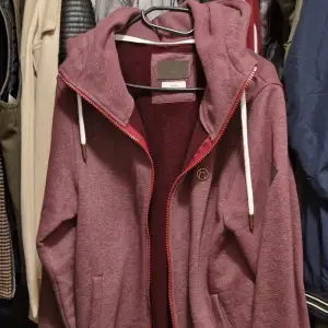 Snygg zip hoodie ifrån Kazane i nyskick i storlek L. Säljes pga alldeles för mycket kläder i garderoben.. Använd 2 ggr. 