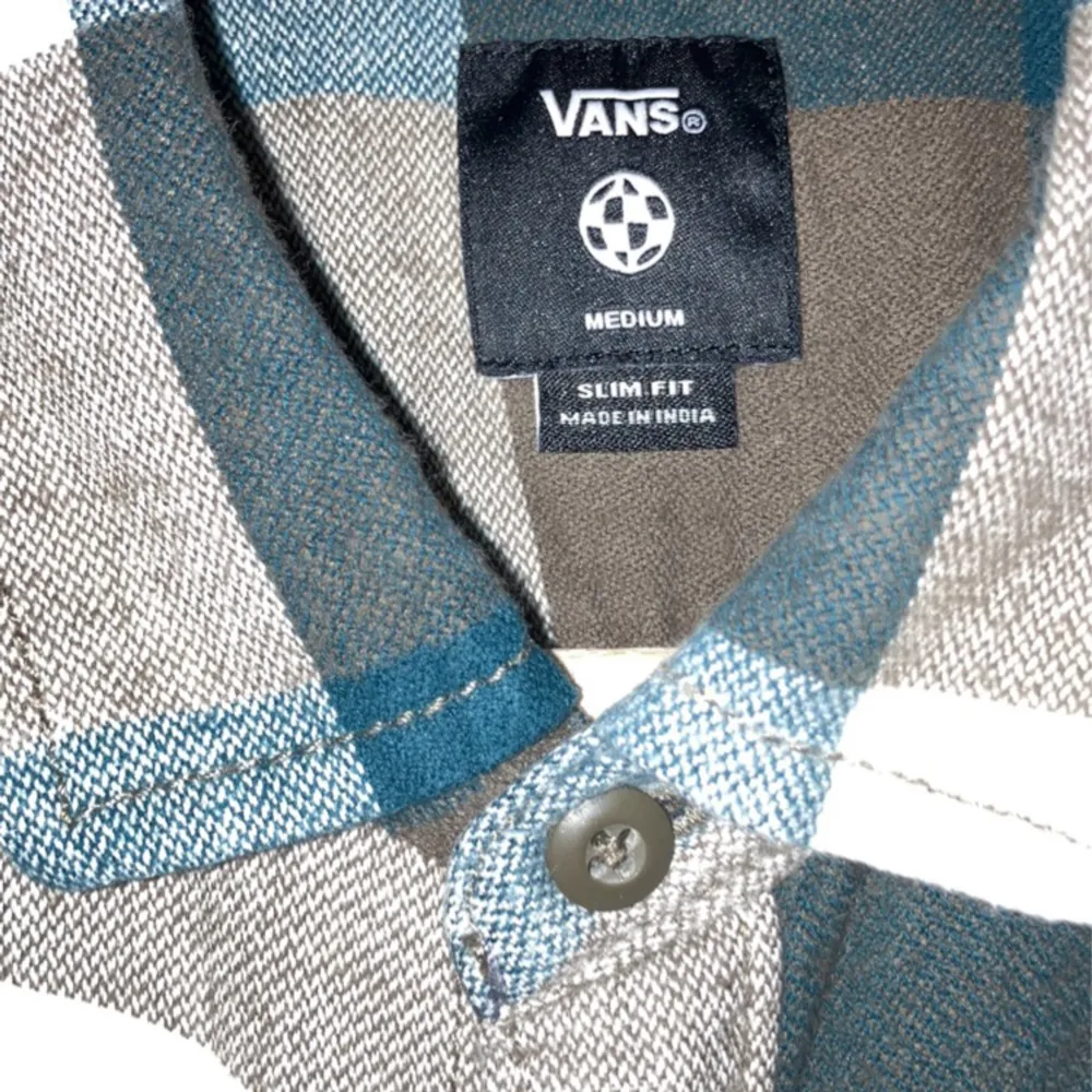 Vans skjorta i brun/grön/blå färg.Knappt använd,i gott skick. Slim fit M.. Skjortor.