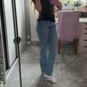 Levis 501’ - Ett par helt nya Levis 501 original jeans som endast säljes då dem inte passade min stil tyvärr och var lite för ivrig med att ta bort lappen. Kommer inte ihåg exakta storleken men jag brukar ha xs-s. Är 163 cm lång för referens Mer bilder kan fås!💕 