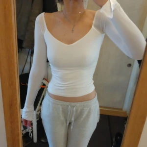 Ginatricot topp - Jättesöt låg ärm tröja med så fin design längst ärmarna🤍✨ Så himla skönt och stretchigt tyg, såhär sitter tröjan på mig som vanligtvis har strl S-M!⭐ Bara använd ett par gånger!💕