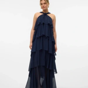 Vero moda klänning  - Kollar om någon vill köpa denna innan jag skicka tillbaka. Aldrig använd storlek S. 1199,95kr + ev frakt 