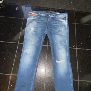 Säljer ett par replay Anbass jeans i storleken 32/32. Skriv pm för mer bilder eller annan info