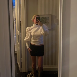 Topp - Säljer den här sjukt snygga toppen. Passar superbra till lite mer ”eleganta” tillfällen eller fest. Sjukt snygg i ryggen som man knyter själv. Därför passar den bra i olika storlekar. Jag är xs/s men passar även M. Sparsamt använda 💞