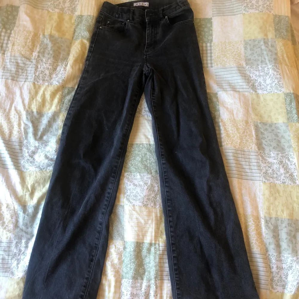 Mörkgråa jeans i strl 34, säljer då dom inte passar och har aldrig använt . Jeans & Byxor.