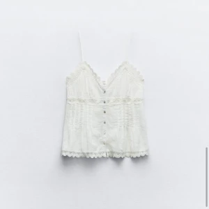 Zara topp - Helt ny topp från Zara, använd någon gång. Stl XS🤍Nypris 300. Tryck köp nu!