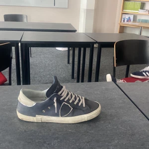 Phillipe model - Säljer nu ett par tvär feta phillipe model i storleken 41!  Skorna är väldigt nya och skicket skulle jag säga är 9/10, behöver bara tvättas lite! Kom till dom med prisförslag. Byten accepteras också.