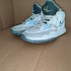 Kyrie Irving - Säljer mina Kyries för 750 kr eftersom jag knappt kör basket nu för tiden. Den är i storlek 39.