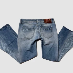Lågmidjade jeans - Säljer dessa lågmidjade bootcut jeans från replay. De är omsydda för att bli längre och har en extra bit mönstrat tyg längst ner. Storlek 28/30 men omsydda för att passa 28/32💓