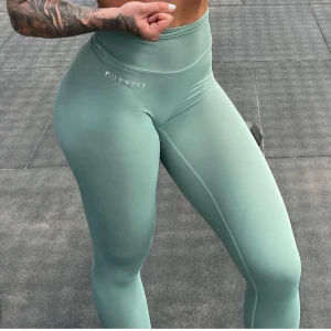 Relode  - Helt nya tärningsthigts från relode. De sitter på plats och en en lite kortare modell av relodes träningsbyxor. Jag är 175 och de är lite korta på mig men funkar med tränings sockar ☺️