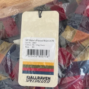 Fjällräven skjorta - Säljer fjällrävenskjorta som jag vann på en tävling, men tyvärr var den för liten för mig. I strl. XS och oanvänd med alla lapparna och orginalförpackningen kvar. Butikspriset är 1800 men mitt pris är 700 Skriv i DM för mer info Kan gå ner i pris! 