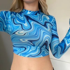 Blå tröja - Blå långärmad tröja💙😇 Marmor mönster och croppad längd Liten polokrage Använd endast ett fåtal gånger, nypris 79kr