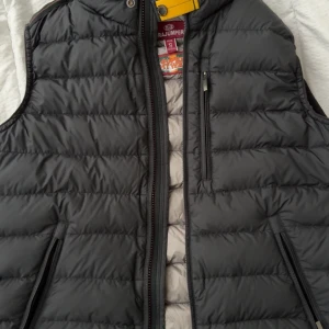 Parajumpers väst - Säljer min pjs väst i mycket bra skick inga hål eller sånt kommer från djur/rökfritt hem   Köptes på johnells för 4200 eller 3400 om ja minns rätt 