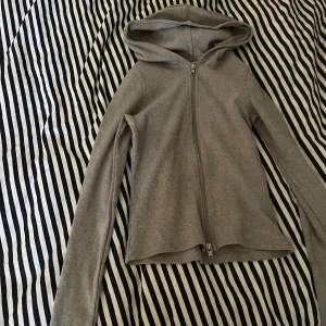 Figursydd zip up. - Säljer min favorit zip up som är figurframhävande. Liknar den från Lululemon. Nypris 500! 