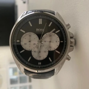 Boss klocka - Boss klocka funkar som en klocka😁 Bara behöver byte armbandet  Nya pris 4000kr