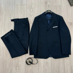 Studentkostym - Mörkblå - Köpt second hand, säljs pga att den inte passade mig och att jag hittat en ny. (Föregående säljarens bilder) Fantastiskt Skick Skräddarsydd kostym Storlek Medium Märke: Marifa Of Sweden