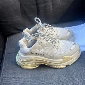 Balenciaga triple s i storlek 37