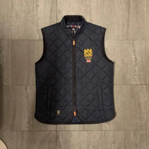 Morris väst  - Köpte på Plick, var tyvärr för stor, modellen är 180 väger 63, size S, nypris 2000, skriv för mer frågor eller bilder 🥰