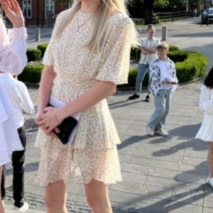 Adoore klänning - Säljer min superfina Adoore klänning som tyvärr inte komit så mycket till användning, använd två gånger på skolavslutning och midsommar! Skriv för fler bilder om ni är intresserade 