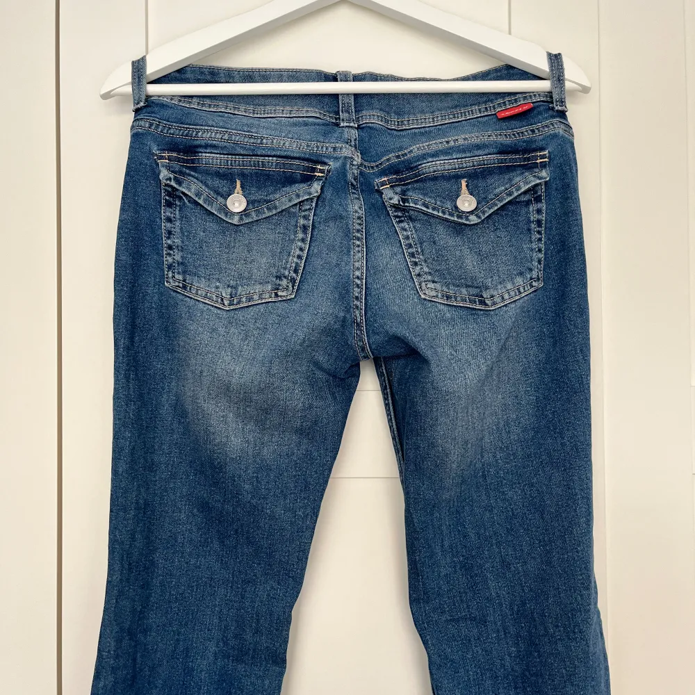 Säljer dessa bootcut jeans med fickor därbak❣️ . Jeans & Byxor.