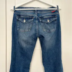 Säljer dessa bootcut jeans med fickor därbak❣️ 