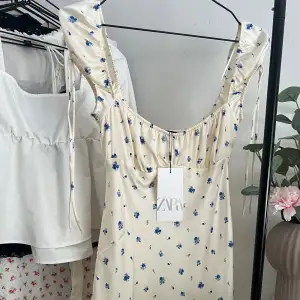 Superfin kort klänning får Zara i siden. Färgen är lite beige/vit. 🌸 