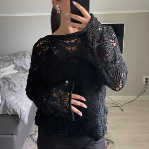 Tröja, svart - En tröja från zara som är använd max 2 gånger. På bilden har jag på mig ett vanligt svart linne under eftersom tröjan är ”virkad”. Vet ej om den säljs längre
