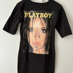 Playboy klänning - Väldigt bra skick! Nästan helt ny.  Trycket är på ryggen.