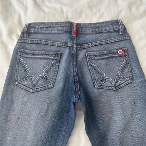 Lågmidjade bootcut jeans  - Vintage från Monday Jeans 💕midja: 66cm o innerben: 77cm (försmå så kan ej visa på) 