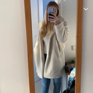 Vit fluffig kappa  - Vit Teddy jacka/kappa från Roxy perfekt på vintern. Köpt för 1200 för ca 2 år sedan❄️☃️ Strl S/M passar om du har någon av dem storlekarna 