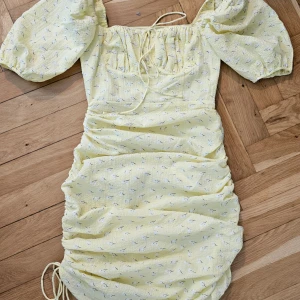 ✨️ ADOOORE ✨️ - Perfekt midsommar klänning, använd en gång. 🌞  Du kan justera längden på klänningen med band i sidan.  Mini och midi. 🌞  DM för bättre foton