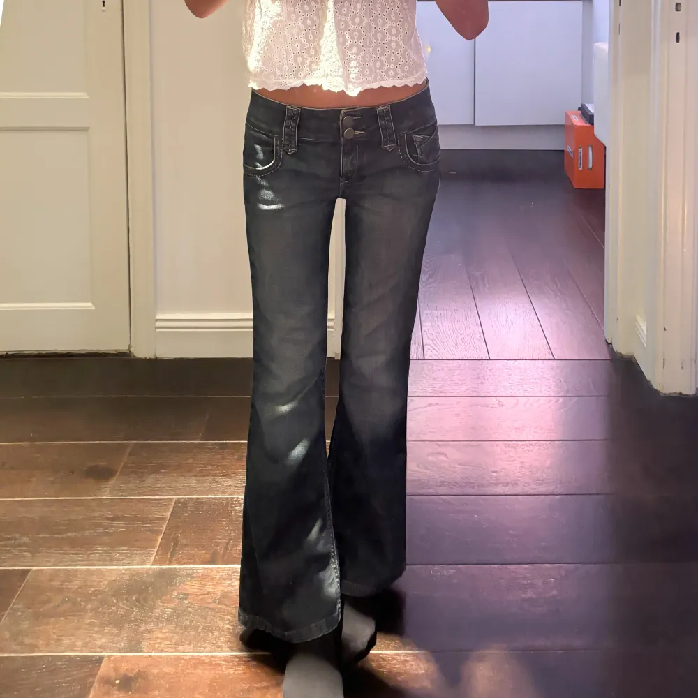 Lågmidjade bootcut jeans från Next petite, i bra skick!  Står strl 10 men passar mig som har xs/s. Midjemått tvärsöver 35,5 cm. Innerbenslängd: 71 cm. För referens är jag 168 cm.  Går bra att köpa direkt! ❤️. Jeans & Byxor.