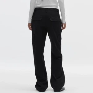 Svarta cargobyxor - Svarta cargopants från Zara. Oanvända med prislappen kvar 🤍