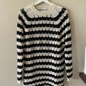 Stickad zaratröja - Stickad/virkad tröja från zara! 🖤🤍 OBS! Skickas i juli när jag är i Sverige igen!