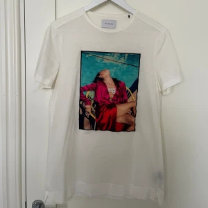 Limitato T-shirt - Exklusiv T-shirt från Limitato som säljes på grund av att den inte kommer till användning.  Storlek: S Skick: använts sparsamt så materialet är i toppskick. Mått: bröstvidd 84cm, bottenvidd 96cm, plagglängd 69cm.