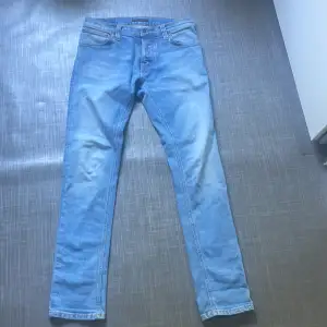 Nudie jeans endast använda ett par gånger, superfint skick. Storlek 32/34 modellen heter Grim Tim. Nypris: 1600 Priset är diskuterbart