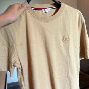 Moncler t shirt strl m - Har aldrig använt Moncler t shirt  
