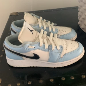 Air Jordan 1 Low ice blue  - Storlek 35 Skick rätt så slitna men okej skick Passar bra med bagiga byxor 