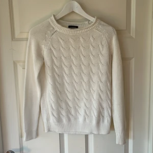Massimo dutti stickad tröja  - Fräsch vit massimo dutti tröja i bomull, storlek S pris kan diskuteras vid snabb affär 