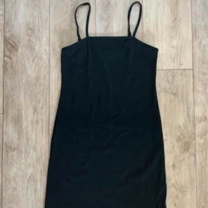 Svart kort klänning sommarklänning smala axelband spaghettiband stockholmsstil sommarkläder - Storlek 150! Bra skick, eventuellt något luddigare jämfört med nyskick.