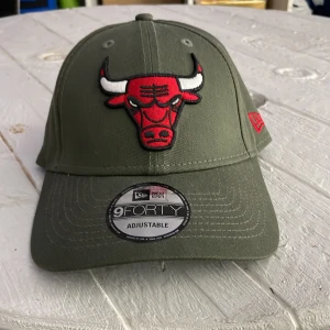 Chicago bulls keps - En oanvänd Chicago bulls keps, med en unik färg och model. Nypris på 600kr, aldrig använd och 10/10 skick. Pris kan diskuteras.
