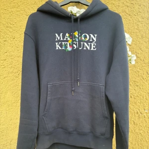 Maison kitsune Hoodie - Säljer nu denna feta hoodien från maison kitsune🦊. Köpt på Paul & Friends, nypris ca 3500kr. Modellen på bilden är 180cm och sitter perfekt. Kom gärna med funderingar👏
