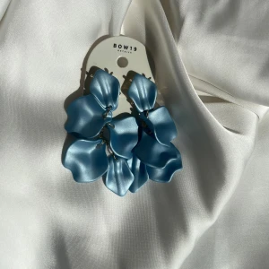 Örhängen  - Hängande örhängen från Bow19💕 perfekta till studentgästen, midsommar eller nationaldagen🩵