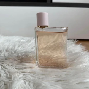 Burberry her parfym - Ca 90 ml kvar  korken är lite lös