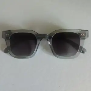Chimi 04 grey är ett par väldigt fina solglasögon. Dom har inga repor och glappar inget. Dom är väldigt nya. Kan diskutera pris det är bara att komma med förslag.