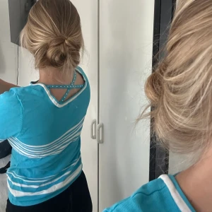 T-shirt - Jätte fin topp med detaljer, köpt utomlands, stretchig & bekväm💕står storlek XL men passar bättre på S/M 