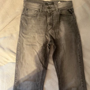 Replay jeans - Jag säljer mina gråa jeans som är för små. Ett par jätte snygga jeans som använts Max 10 gånger. Nypris= ca 450, mitt pris= 200. Skick=9/10